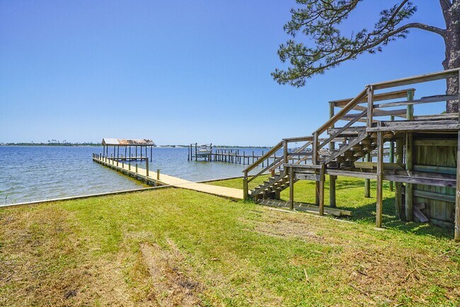 Foto del edificio - Long-Term Renovated Waterfront Home!