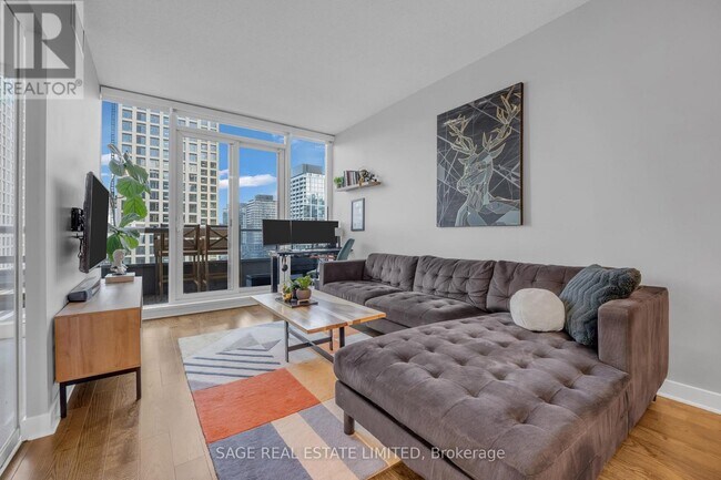 Building Photo - 320 Richmond St E