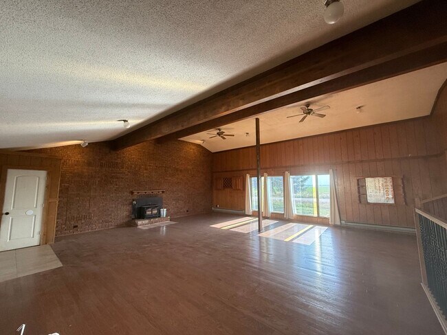 Building Photo - Two Bedroom, Two Bathroom Country Home! Lo...