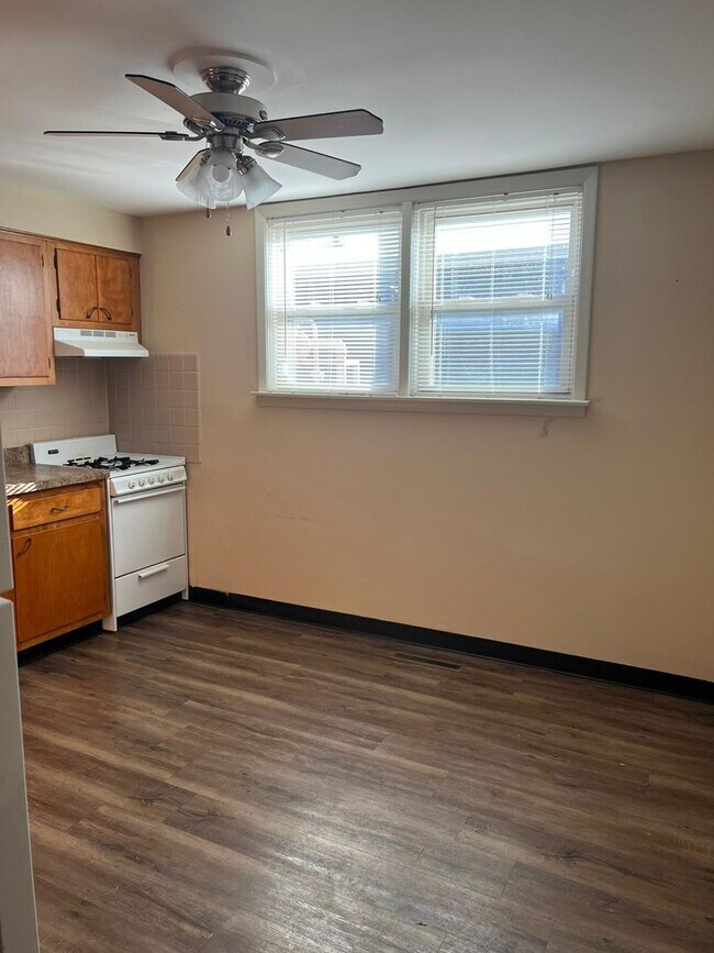 Building Photo - 309-311-311 Robinhood Ln