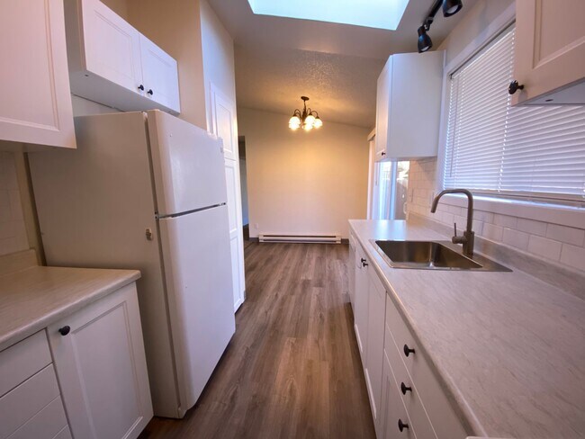 Building Photo - 2 Bedroom House with Fenced in Back Yard!
