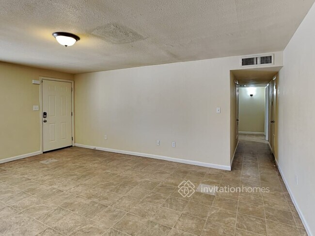 Building Photo - 1501 W Joan De Arc Ave