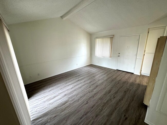 Building Photo - Upgraded West Ventura Apartment with Balcony