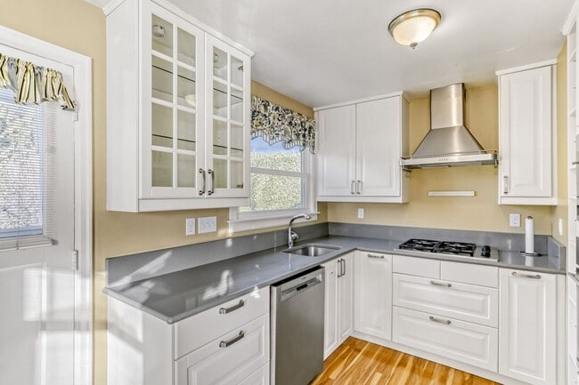 Building Photo - 2 Bed Home with Attached Garage, Den & Fenced Yard in Seattle