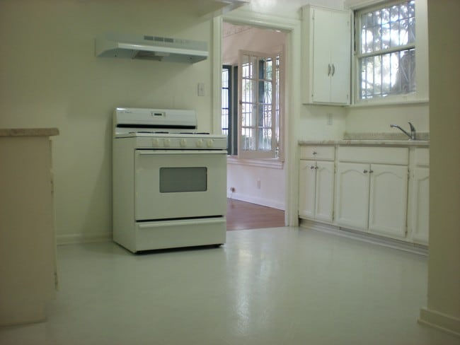 Building Photo - 558 S St Andrews Pl