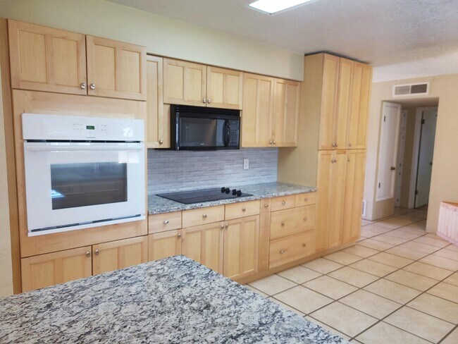 Foto del edificio - 6441 Cathy Ave NE