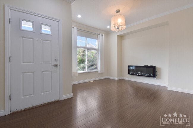 Building Photo - Stunning 5-Bed, 4-Bath Home with Dual Kitc...