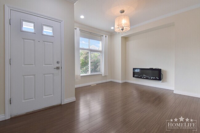 Photo du bâtiment - Stunning 5-Bed, 4-Bath Home with Dual Kitc...