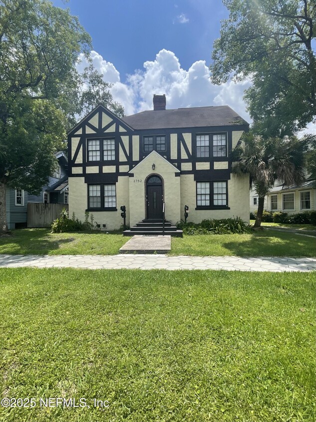 Foto principal - 2752 Herschel St