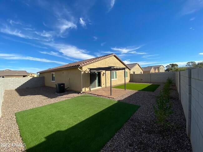 Foto del edificio - 495 W Geib Ave