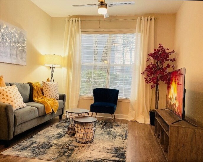 Livingroom - 10108 Madison Dr