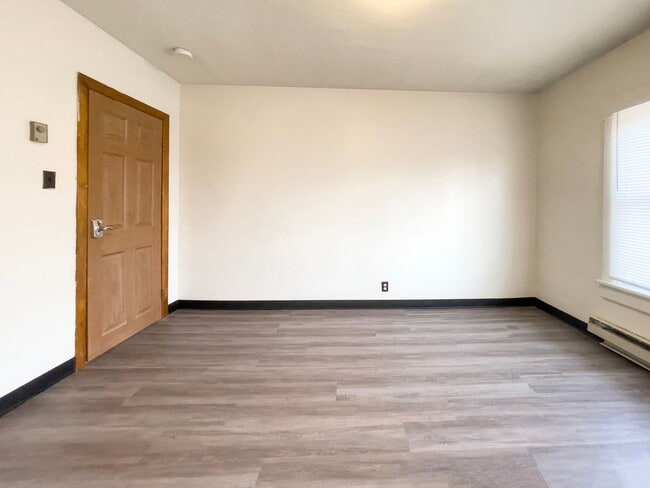 Foto del edificio - PRELEASING for AUGUST! Close to Campus