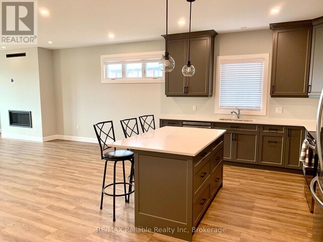 Building Photo - 454 Warren St