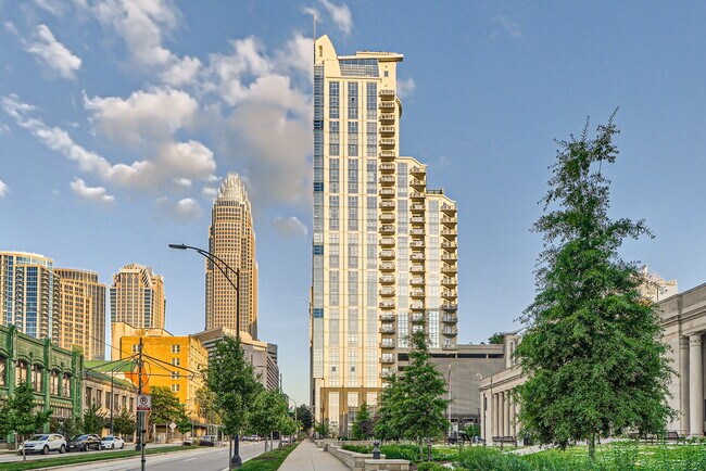 Edificio de marca registrada convenientemente ubicado en el corazón de Uptown CLT - 333 W Trade St