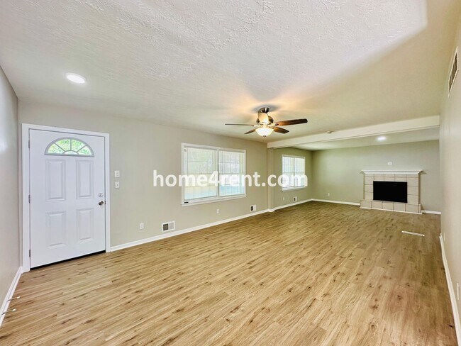Foto del edificio - Like New, Ranch Style Home in Raytown - Wood Floors, Finished Basement, Fenced Yard!