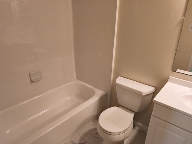 Foto del edificio - McLean Park Haven: Serene Living in a Tran...