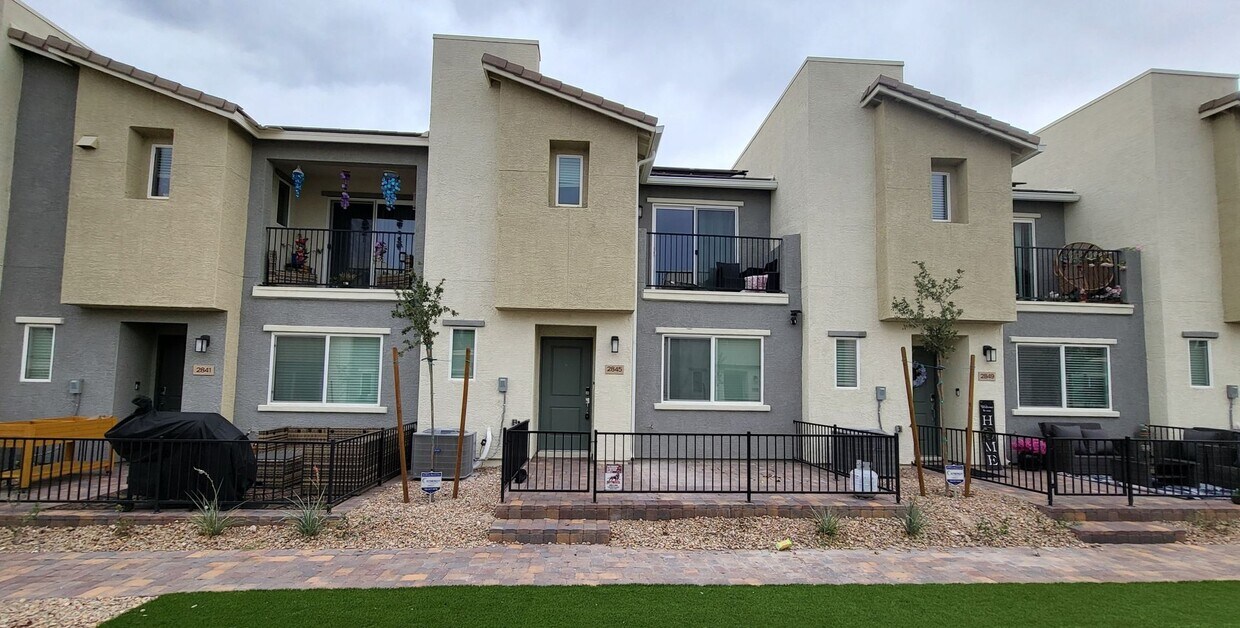 Foto principal - LOSEE & DEER SPRINGS - Azure Moon Ct.