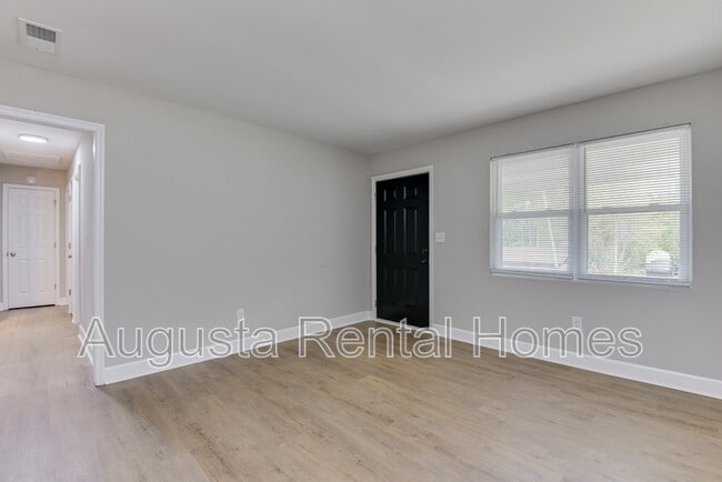 Foto del edificio - 3416 Kensington Dr N