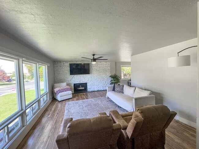 Foto del edificio - Beautifully updated 5 Bed / 2 Bath Home wi...