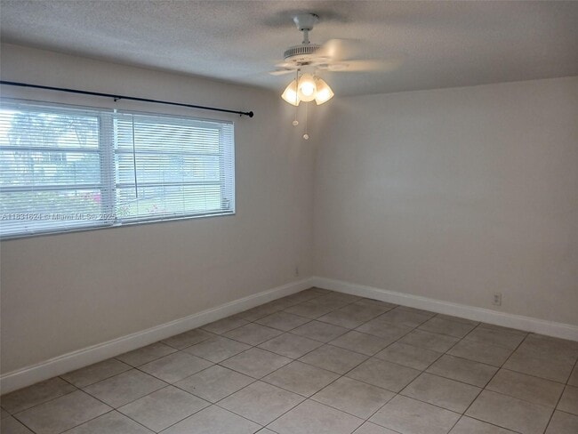 Foto del edificio - 5900 NW 17th Pl