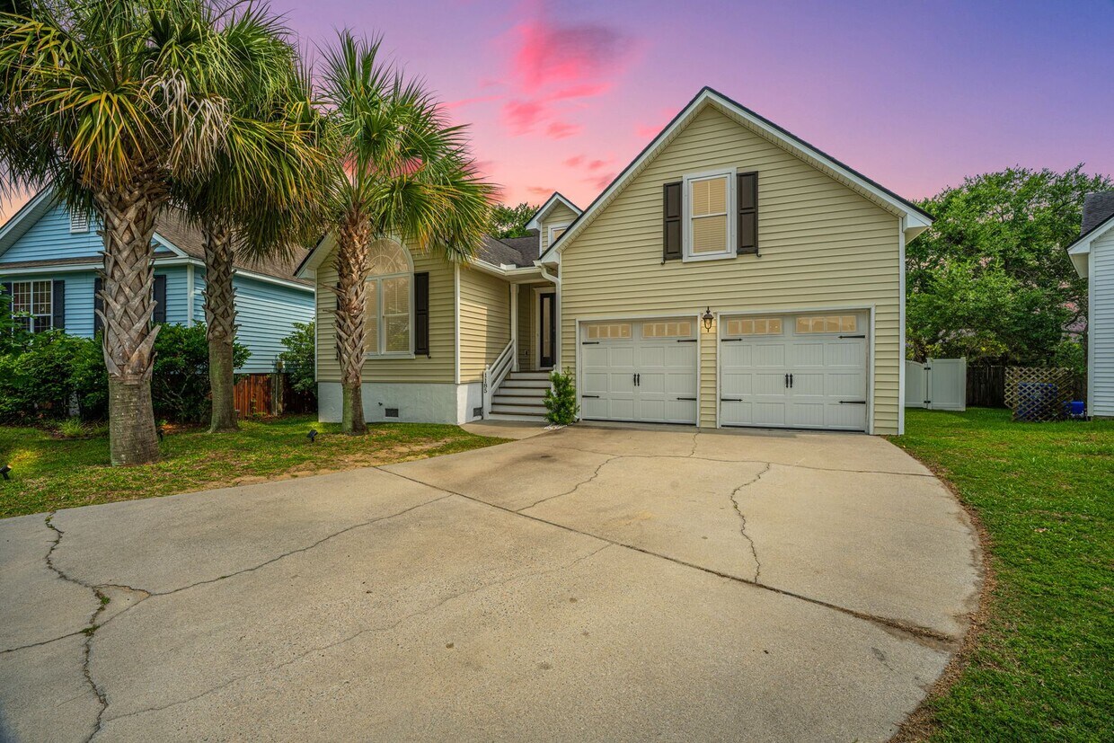Foto principal - Gorgeous 4 BR/2BA Marshfront Home With Cre...