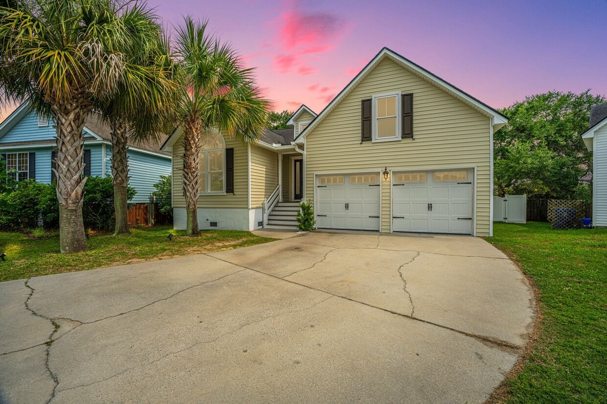 Primary Photo - Gorgeous 4 BR/2BA Marshfront Home With Cre...