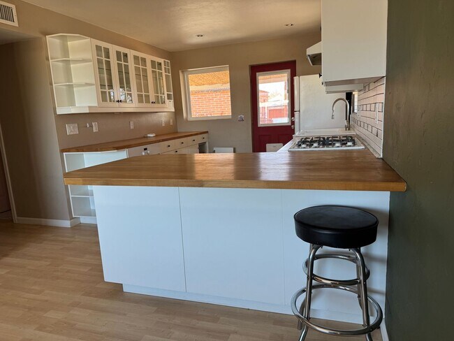 Building Photo - ALL UTILITIES INCLUDED Colorful & Eclectic 2 Bed / 1 Bath Home Near U of A