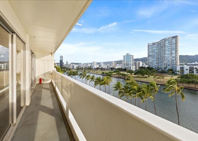 Foto del edificio - Renovated: Spacious Luxury 2 Bed/ 1.5 Bath...