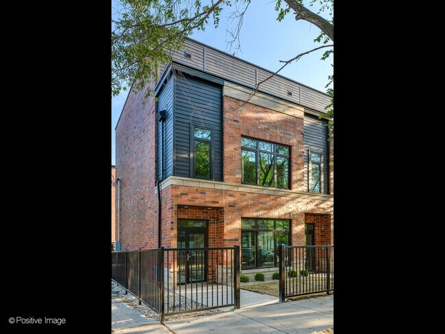 Foto del edificio - 2347 W Morse Ave