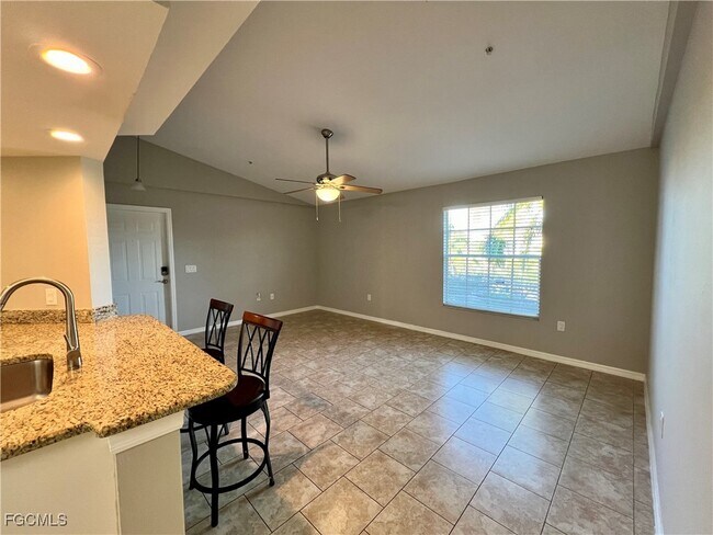 Foto del edificio - 1759 Four Mile Cove Pkwy