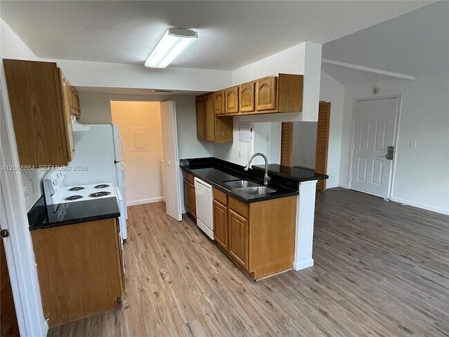 Foto del edificio - 8739 NW 39th St