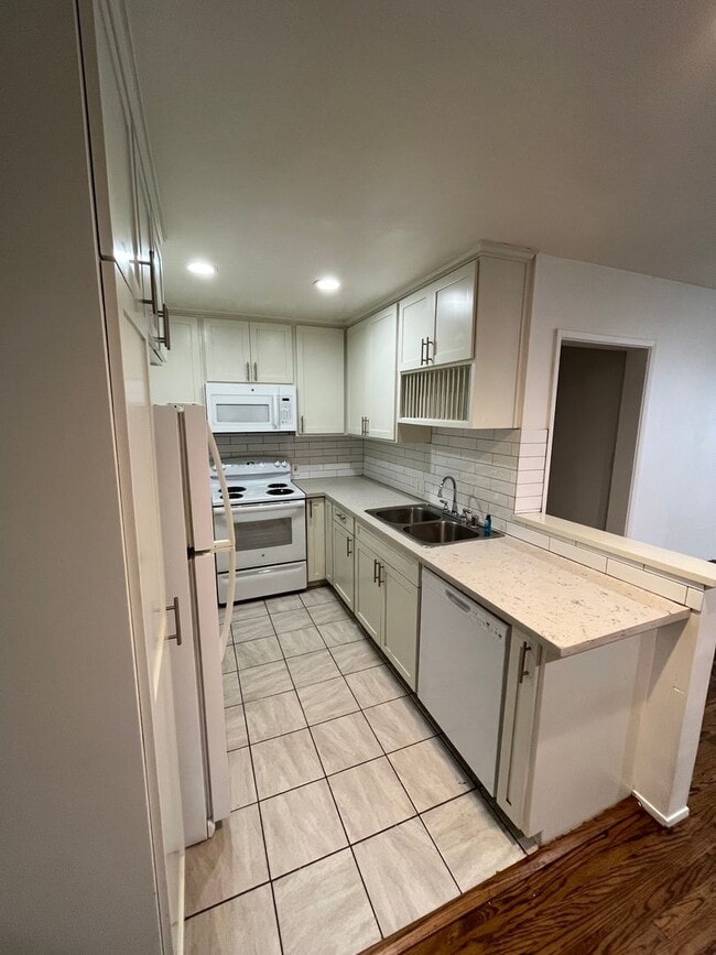 Building Photo - One bedroom condo with garage off Ocean Blvd.