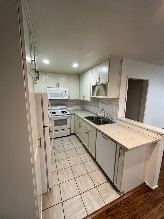 Foto del edificio - One bedroom condo with garage off Ocean Blvd.