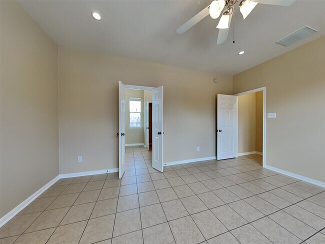 Building Photo - 15606 Mossy Park