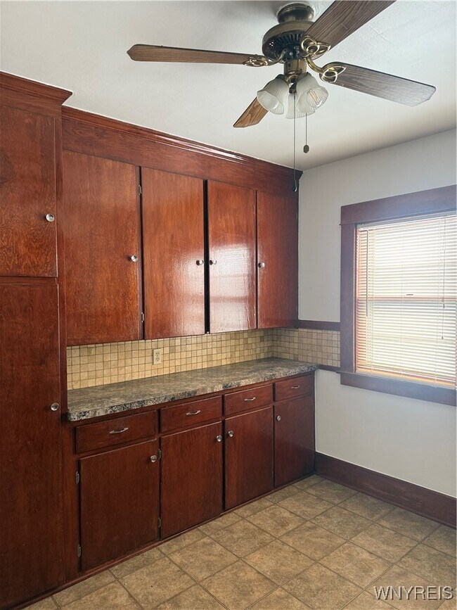 Foto del edificio - 84 W Hazeltine Ave