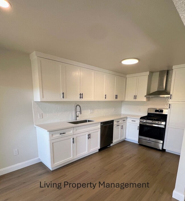 Building Photo - 18912 Valley Cir