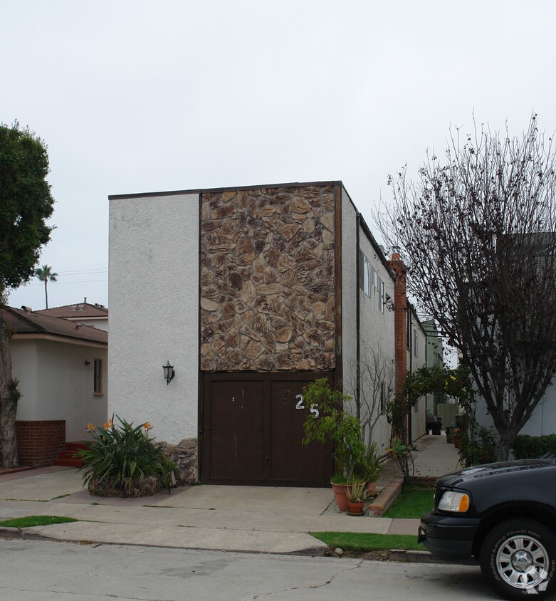 Building Photo - 225 7th St