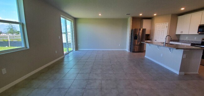 Foto del edificio - 2-YEARS OLD/LIKE NEW!!! 4-Bedroom, 2-Bathr...