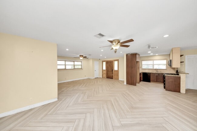 Building Photo - 7623 Barberton Dr