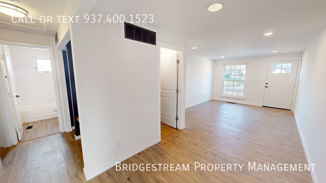 Building Photo - Beautiful, modern ranch level 3 bedroom, 2...