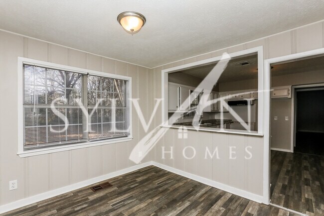 Building Photo - This 3 bedroom, 2 bathroom home on approxi...