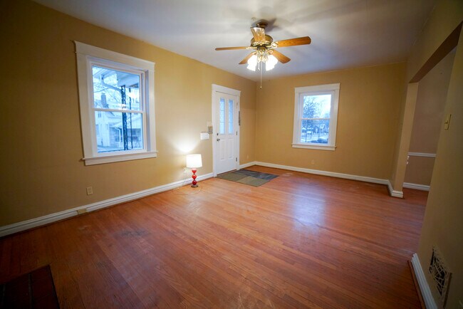 Sala de estar de buen tamaño - 1101 Yale Ave
