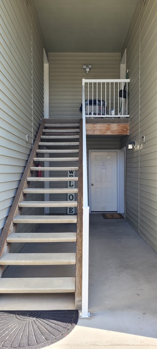 Building Photo - 597 Eastmont Ave