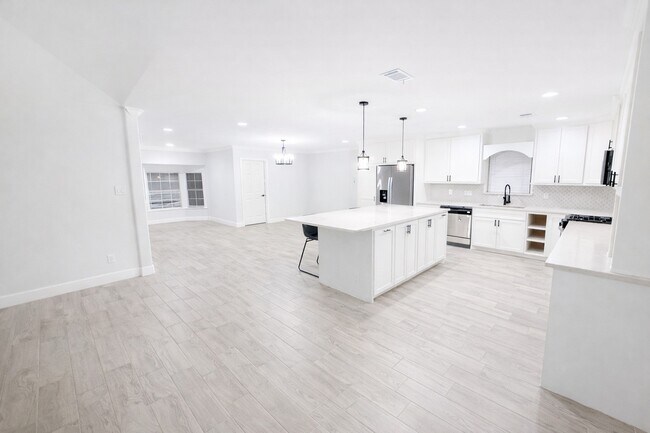 Building Photo - 313 Sycamore St