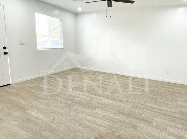 Building Photo - 733 S 96th Pl