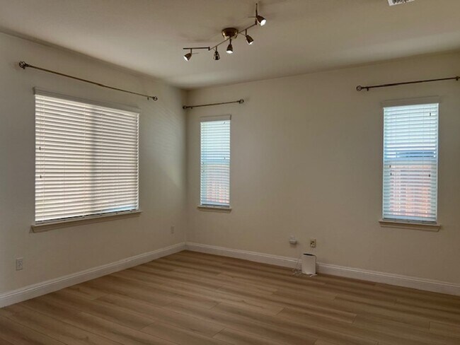 Foto del edificio - STUNNING & SPACIOUS 4 BEDROOM IN W. ROSEVI...