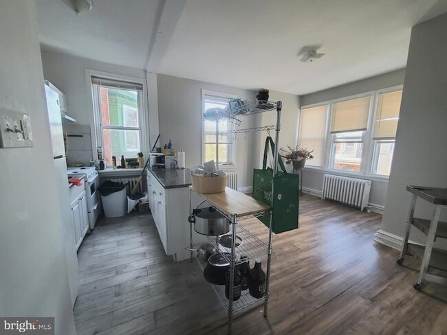 Photo - 4960 Chestnut St Apartment