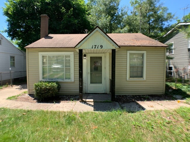 Building Photo - 1719 Hanchett Ave NW