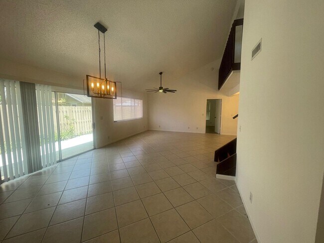 Foto del edificio - 121 Maplecrest Cir