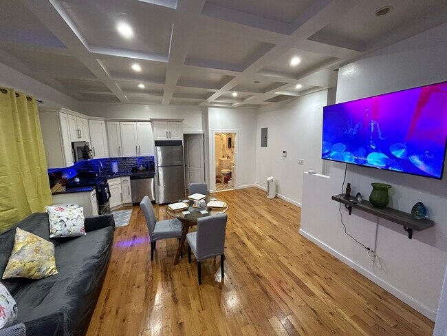 Foto del edificio - 451 Newport St